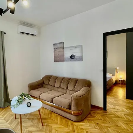 Gorgeous Renovated Apt. Close To Metro And Cultural Sites! Apartment